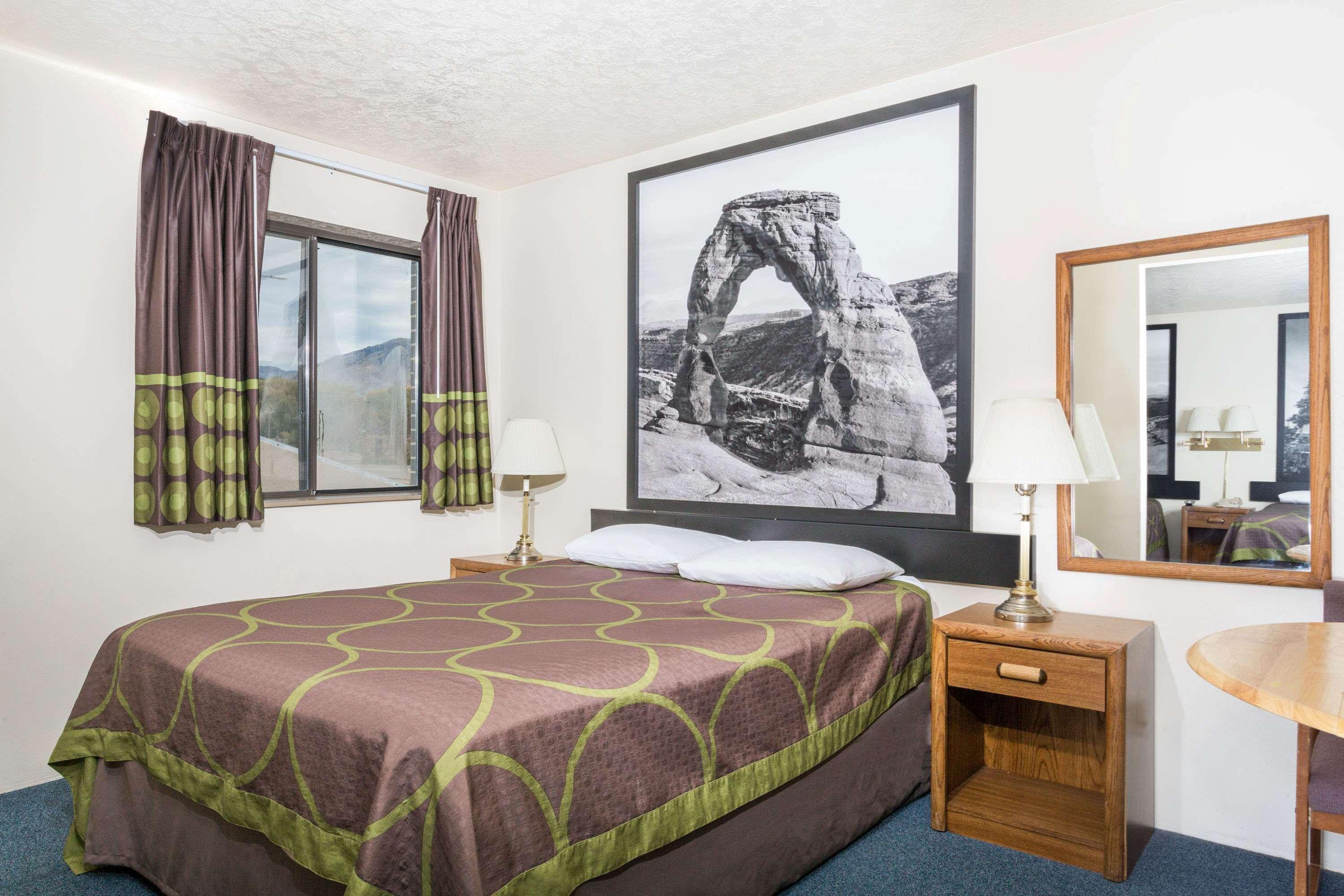 Super 8 By Wyndham Logan Hotell Eksteriør bilde