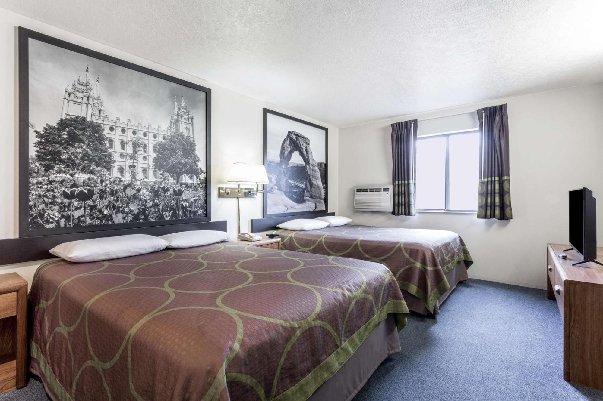 Super 8 By Wyndham Logan Hotell Eksteriør bilde