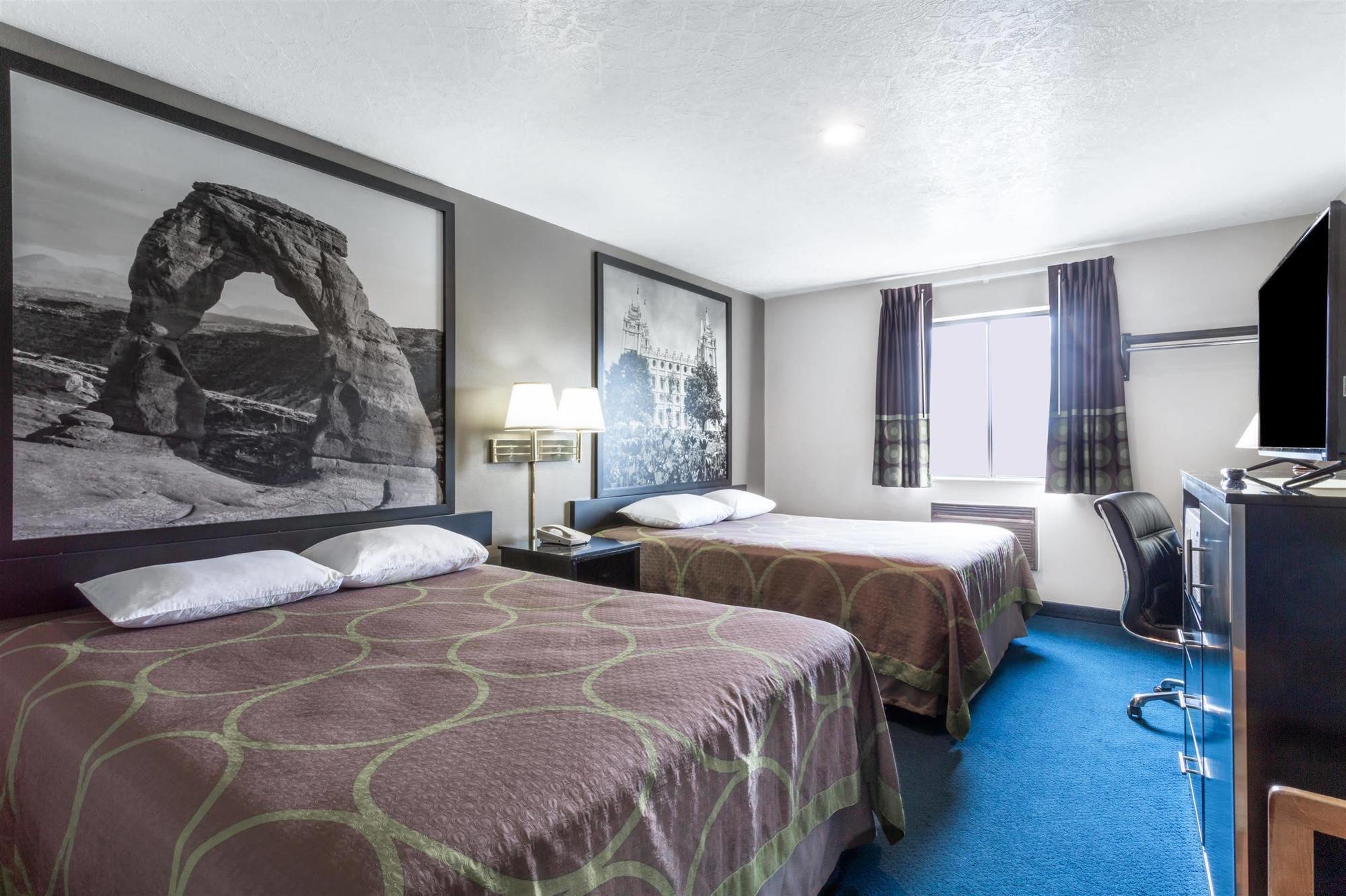 Super 8 By Wyndham Logan Hotell Eksteriør bilde