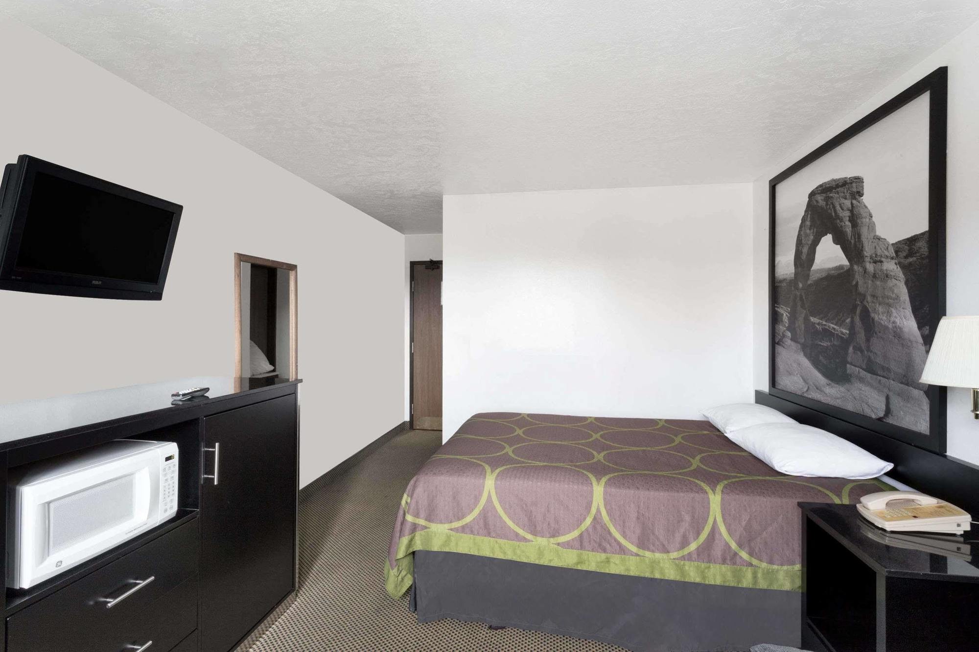 Super 8 By Wyndham Logan Hotell Eksteriør bilde